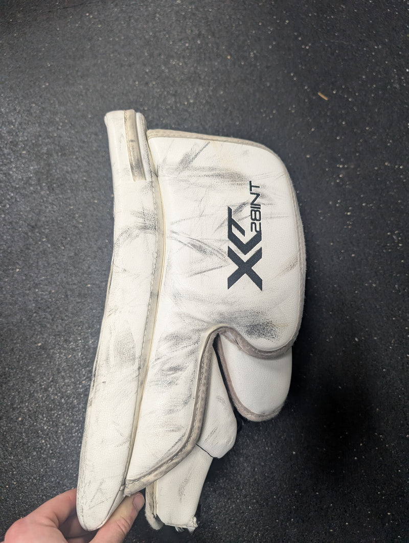Load image into Gallery viewer, Used Reebok XT 28 INT Goalie Blocker
