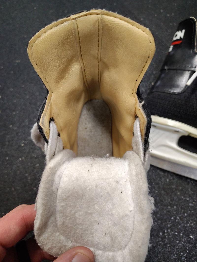 Load image into Gallery viewer, Used Micron 606 Youth Hockey Skates Size 10
