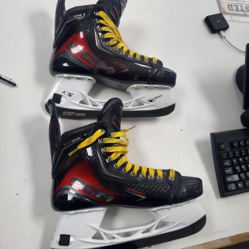 Load image into Gallery viewer, CCM JETSPEED FT8PRO SZ 9.5 SKATES
