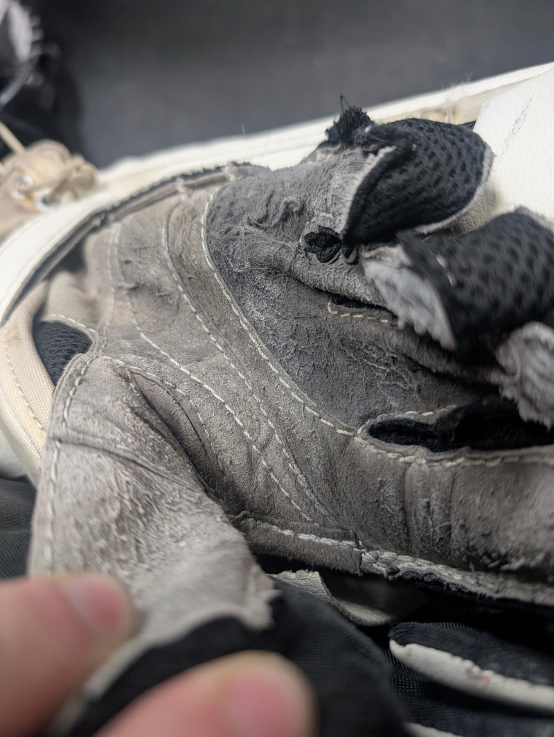 Load image into Gallery viewer, Used Reebok XT 28 INT Goalie Blocker
