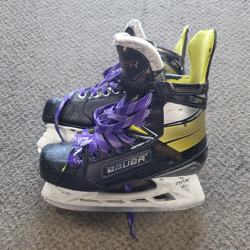 Load image into Gallery viewer, Used Bauer Supreme 3s Ice Skates Size 3.5
