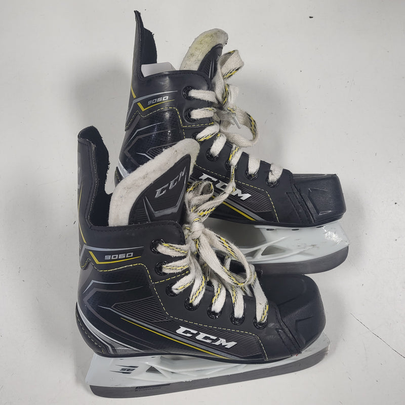 Load image into Gallery viewer, Used CCM 9060 Youth 13D Ice Hockey Skates
