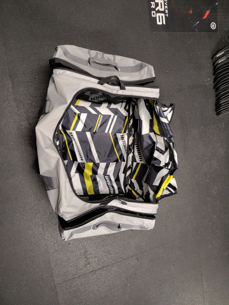 Load image into Gallery viewer, Slightly Used Warrior Q20 Cargo Hockey Bag 32"
