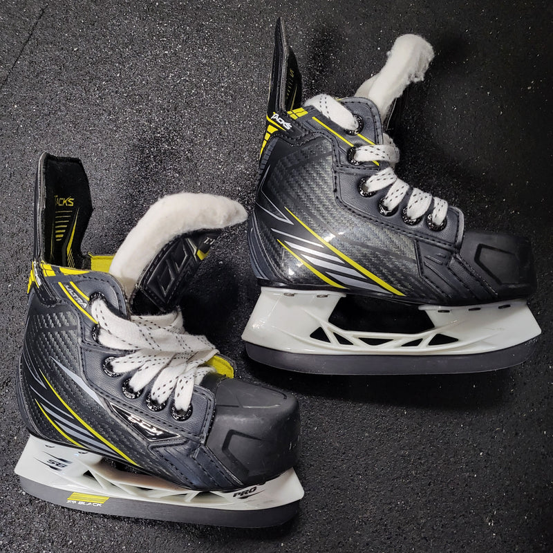 Load image into Gallery viewer, Used CCM Ultra Tracks Youth Hockey Skates Size 8 D
