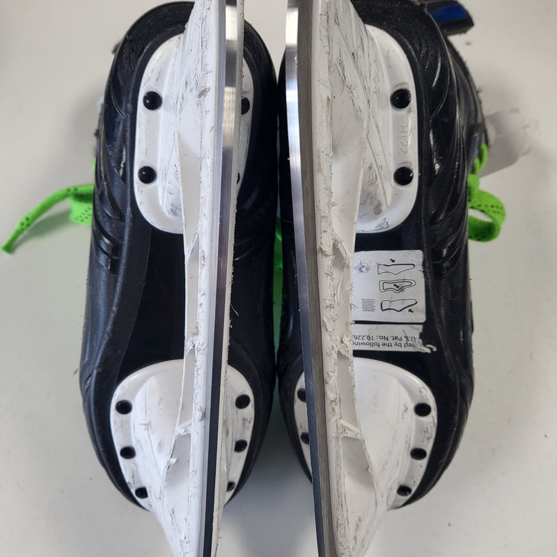 Load image into Gallery viewer, Used Bauer Vapor Volt Size 2 Jr Hockey Skates
