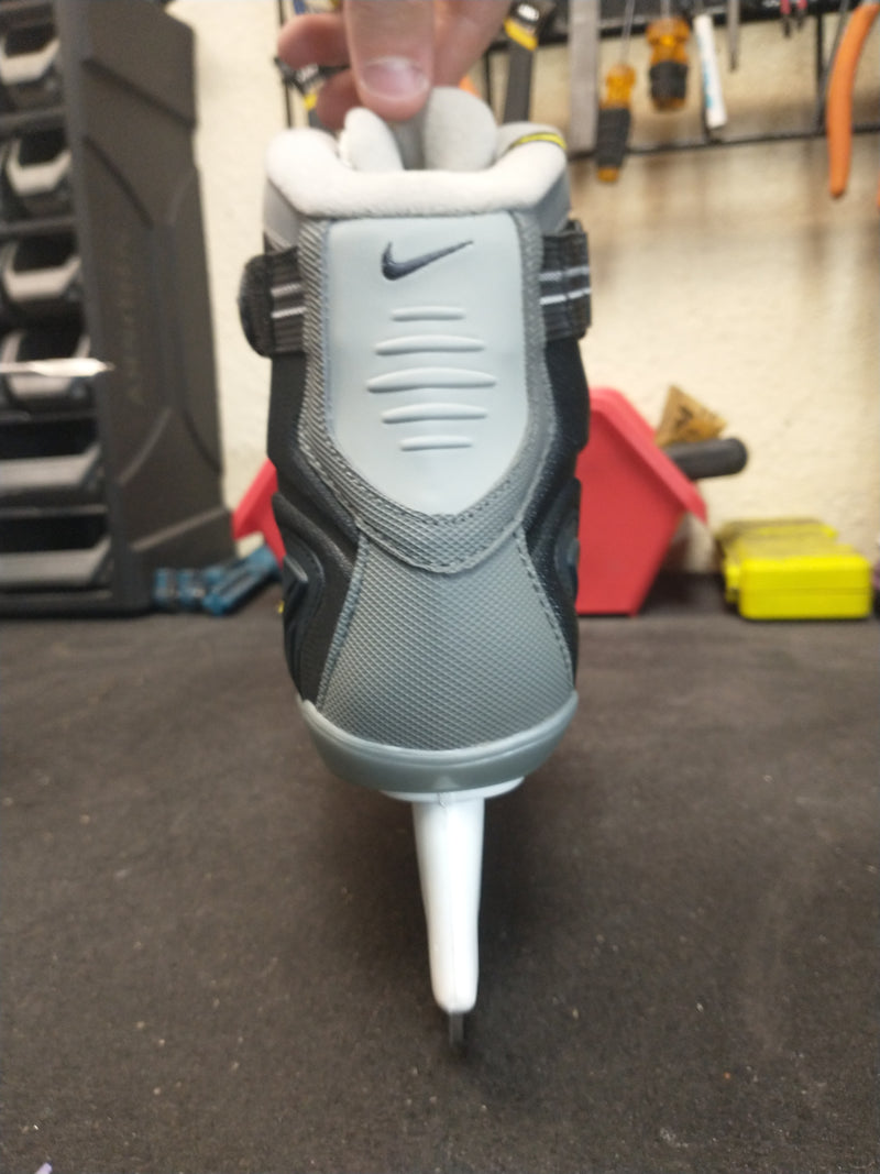 Load image into Gallery viewer, Nike Ice Skates Size Youth 1

