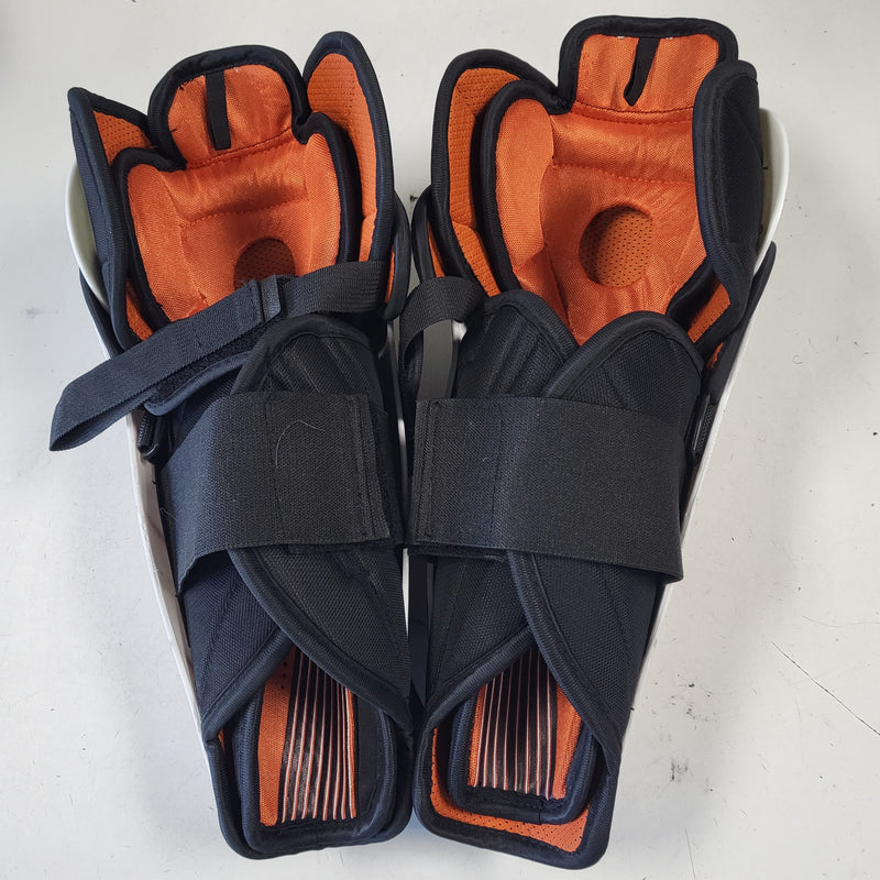 Load image into Gallery viewer, Used Easton Synergy EQ30 Shin Guards - Size: 12"
