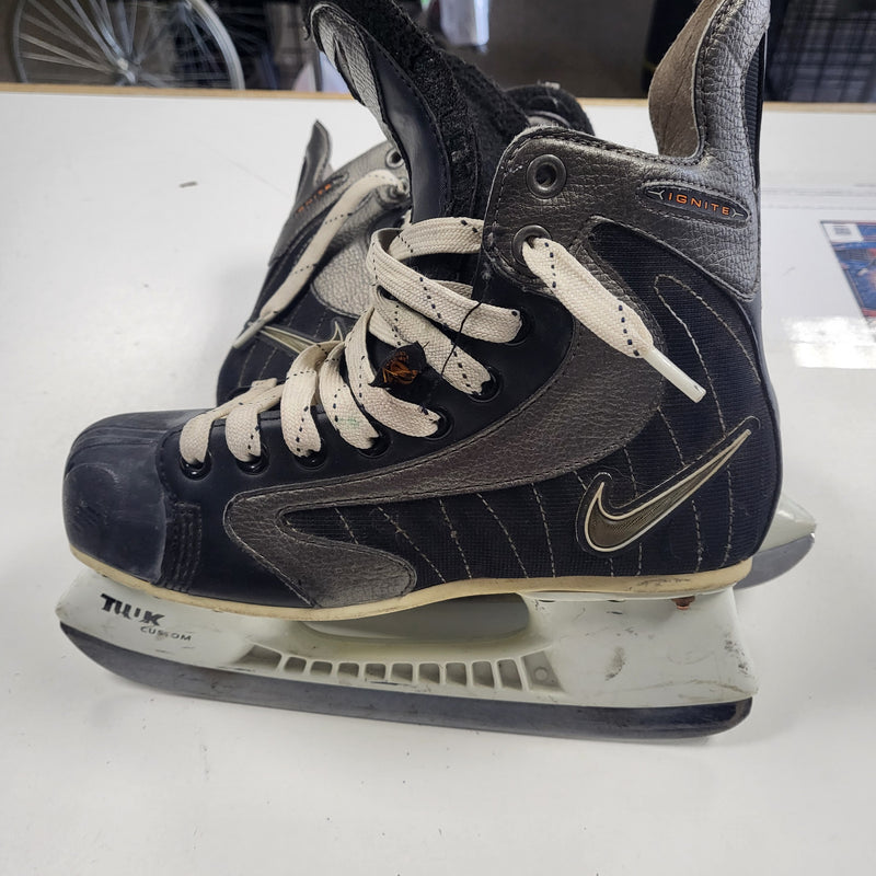 Load image into Gallery viewer, Used nike ignite 4 skates size 6D

