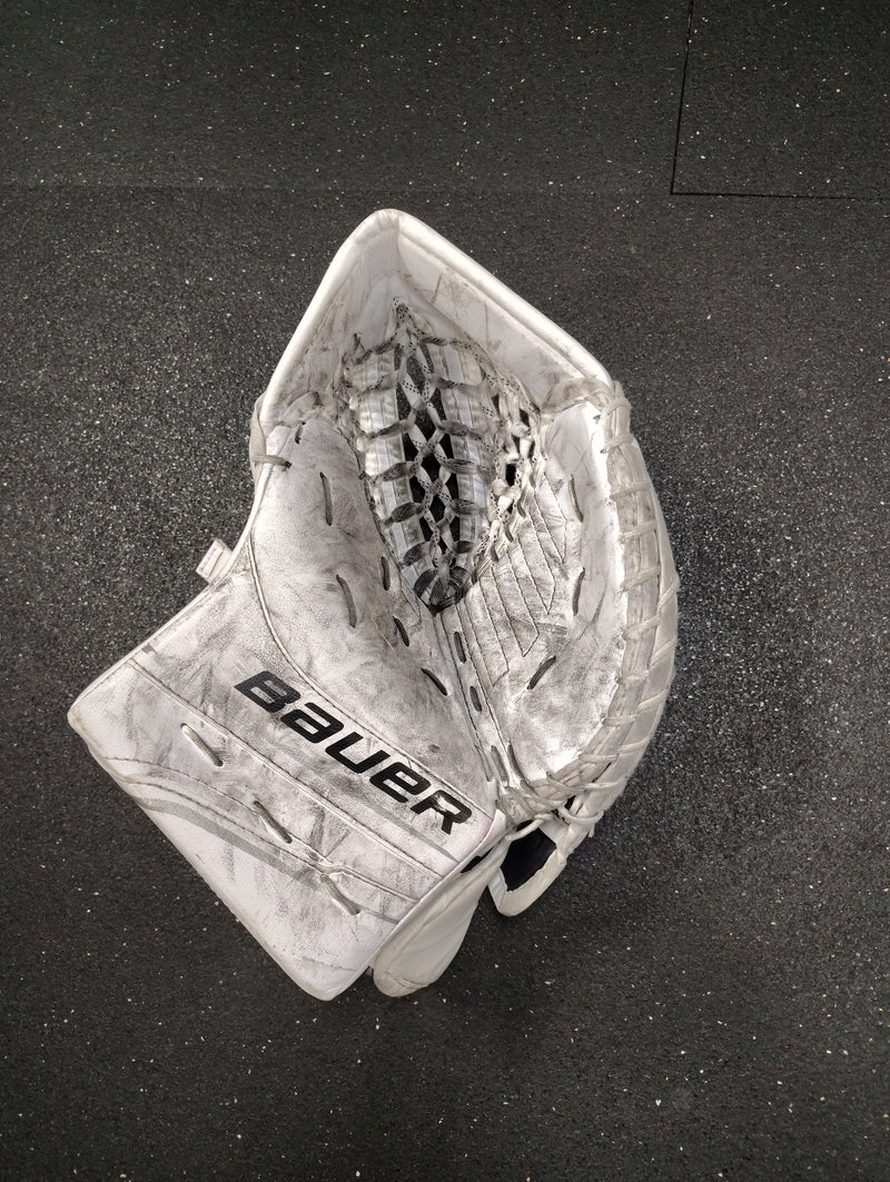 Load image into Gallery viewer, Used Bauer S23 GSX Goalie Glove Intermediate
