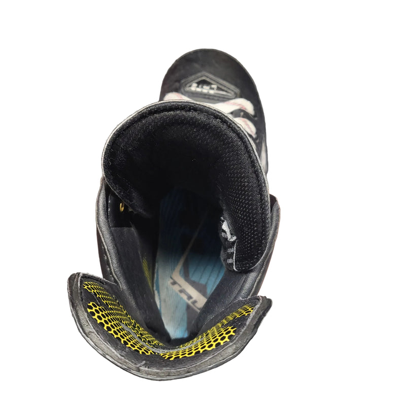 Load image into Gallery viewer, Used youth True catalyst cat9 hockey skates
