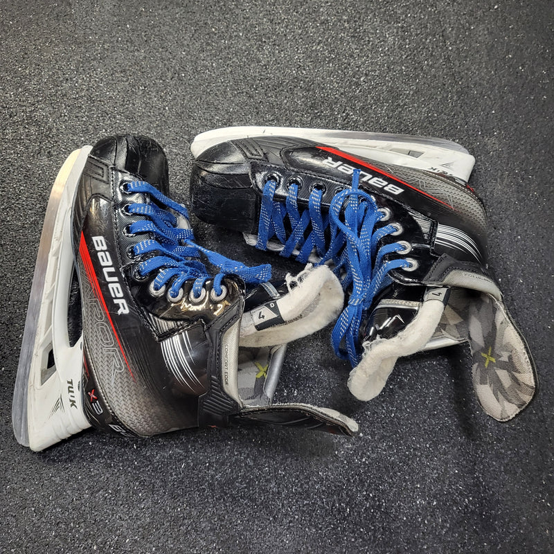 Load image into Gallery viewer, Used Bauer X3 Hockey Skates - Size 4
