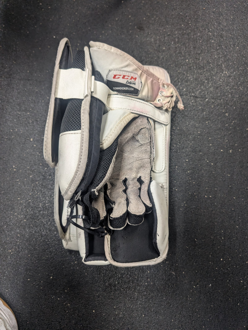 Load image into Gallery viewer, Used CCM Extreme Flex 500 Goalie Blocker
