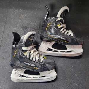 Used Bauer Supreme M5 Pro Youth Size 2 D