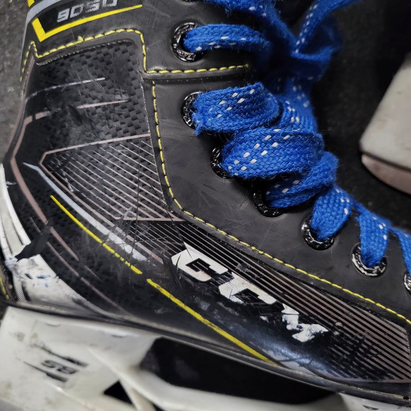 Load image into Gallery viewer, Used CCM Tacks 9050 Hockey Skates Size 2.5
