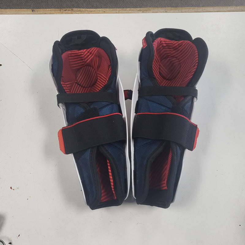 Load image into Gallery viewer, Used CCM Next Hockey Shin Guards - Size: 11"
