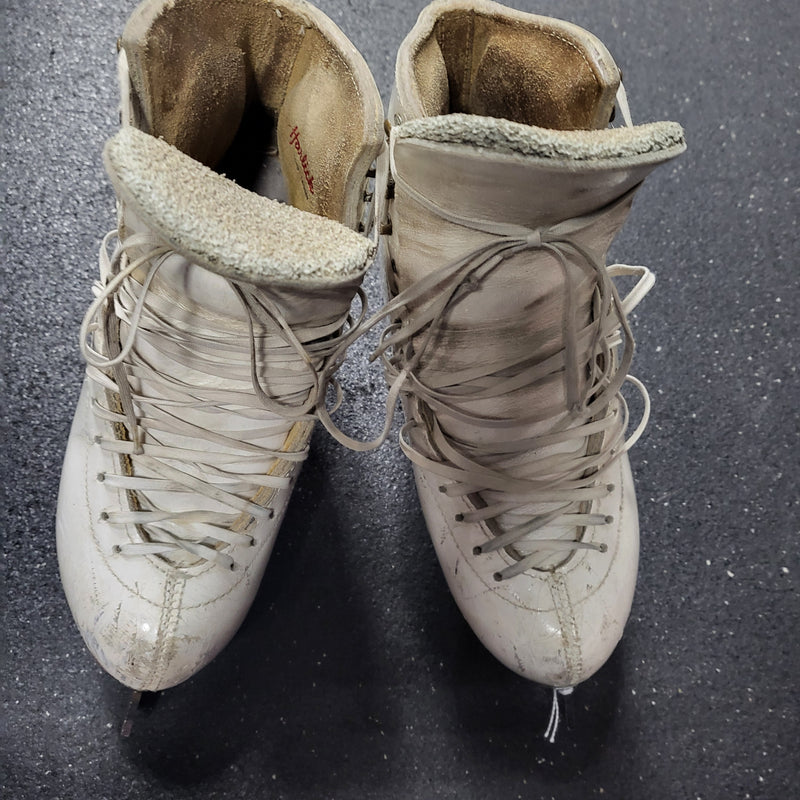 Load image into Gallery viewer, Used Harlick High Tester Figure Skates W 7 1/2
