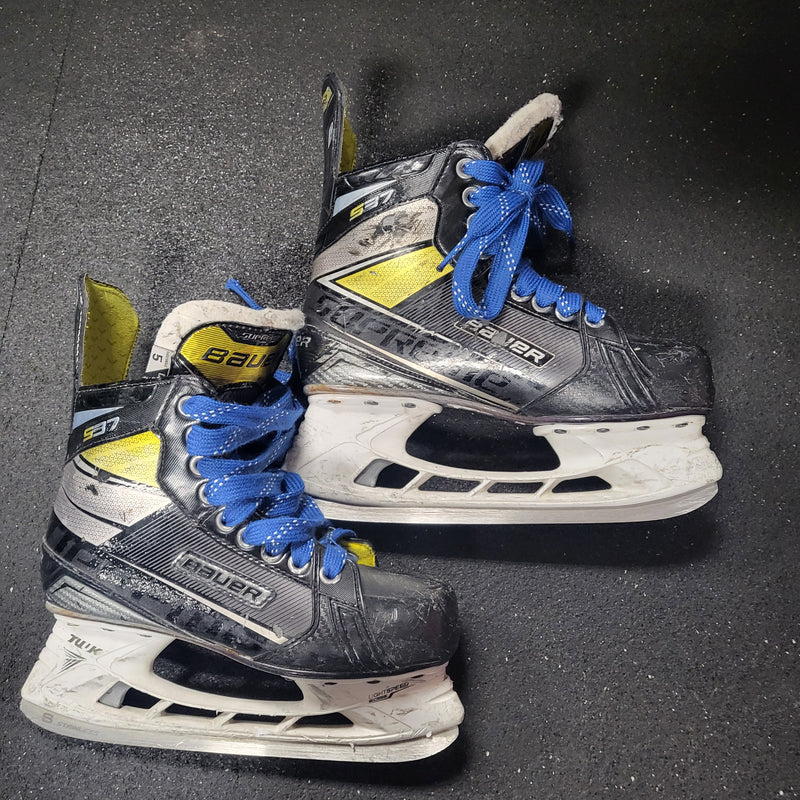 Load image into Gallery viewer, Used Bauer Supreme S37 Size 5 Ice Skates
