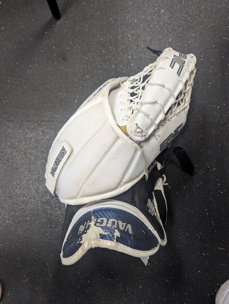 Load image into Gallery viewer, Used Vaughn epic 8600 Sr. Goalie glove Reg
