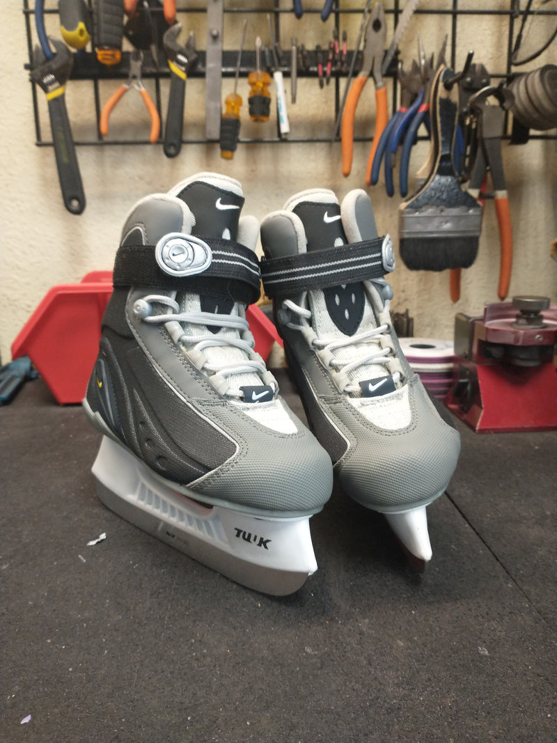 Load image into Gallery viewer, Nike Ice Skates Size Youth 1
