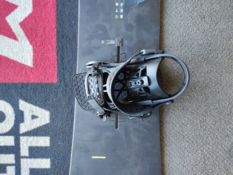 Load image into Gallery viewer, Used Burton Instagator Snowboard 160"cm
