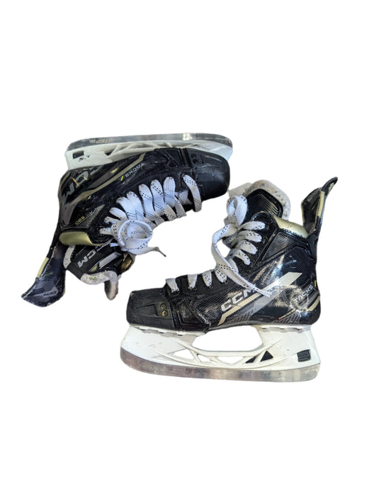 Used CCM Tacks AS-590 Size 5.5 Regular Width Intermediate Hockey Skates