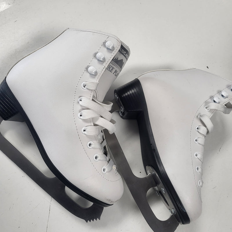 Load image into Gallery viewer, Lake Placid figure skates slightly used size 3
