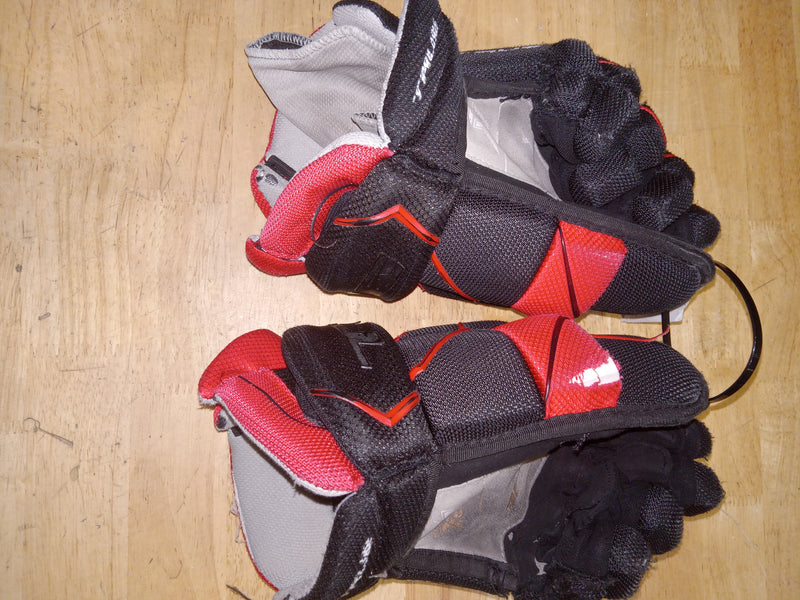 Load image into Gallery viewer, Used True Catalyst 7X 12&quot; Junior Hockey Gloves
