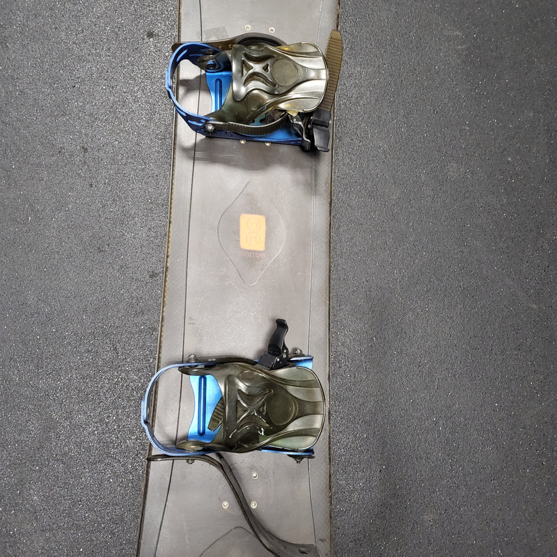 Load image into Gallery viewer, Used Morrow Revert Snowboard 151 with bindings
