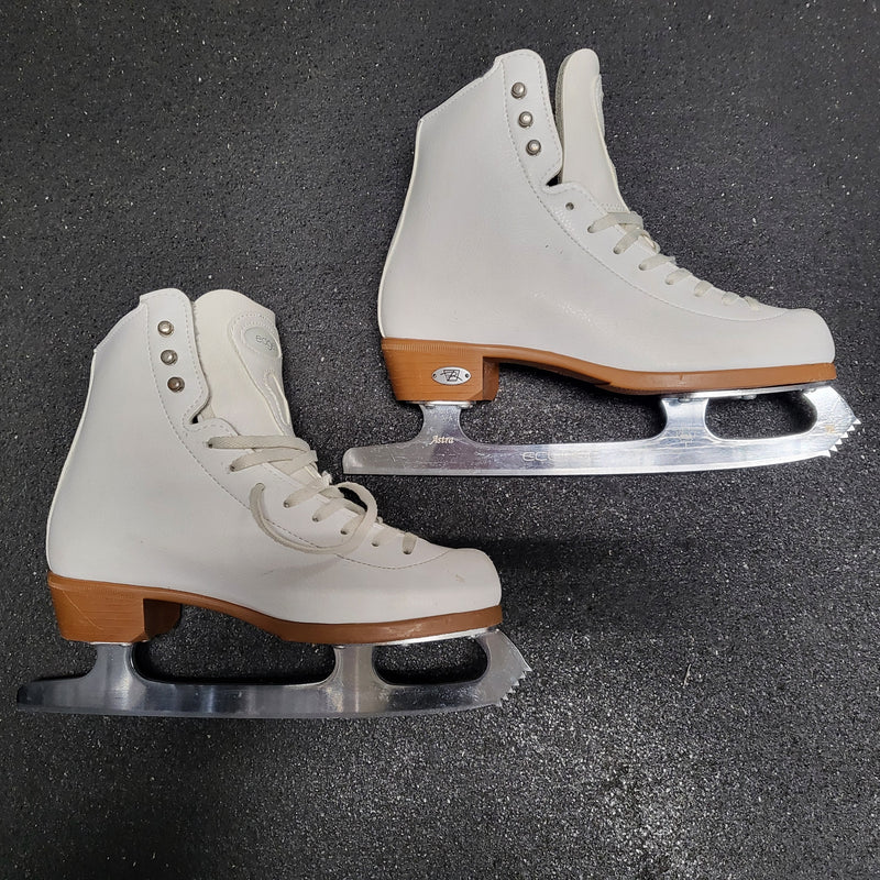 Load image into Gallery viewer, Used Riedell 29 Edge Figure Skates - Size: 3
