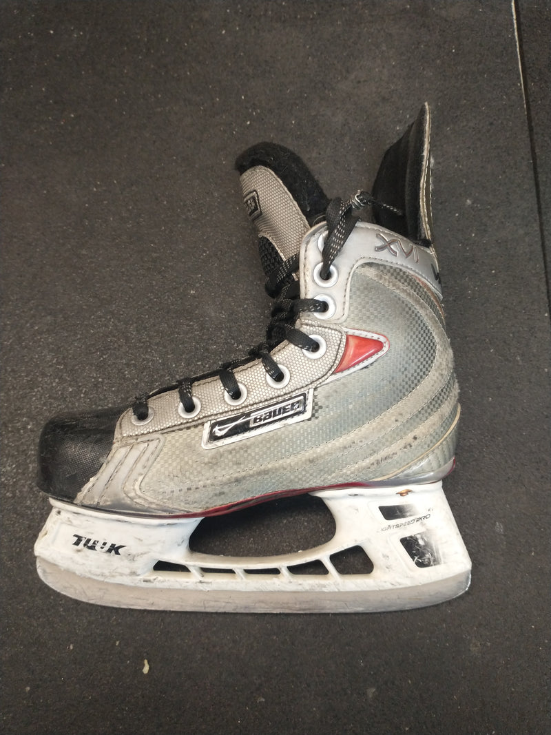 Load image into Gallery viewer, Used Nike Bauer Size 2 Hockey Skates
