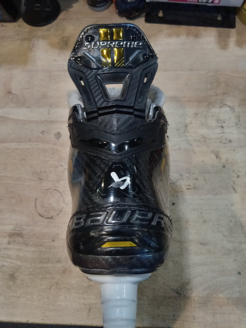 Load image into Gallery viewer, Used Bauer Supreme M5 Pro Int. 4.5 Fit 3 Hockey Skates
