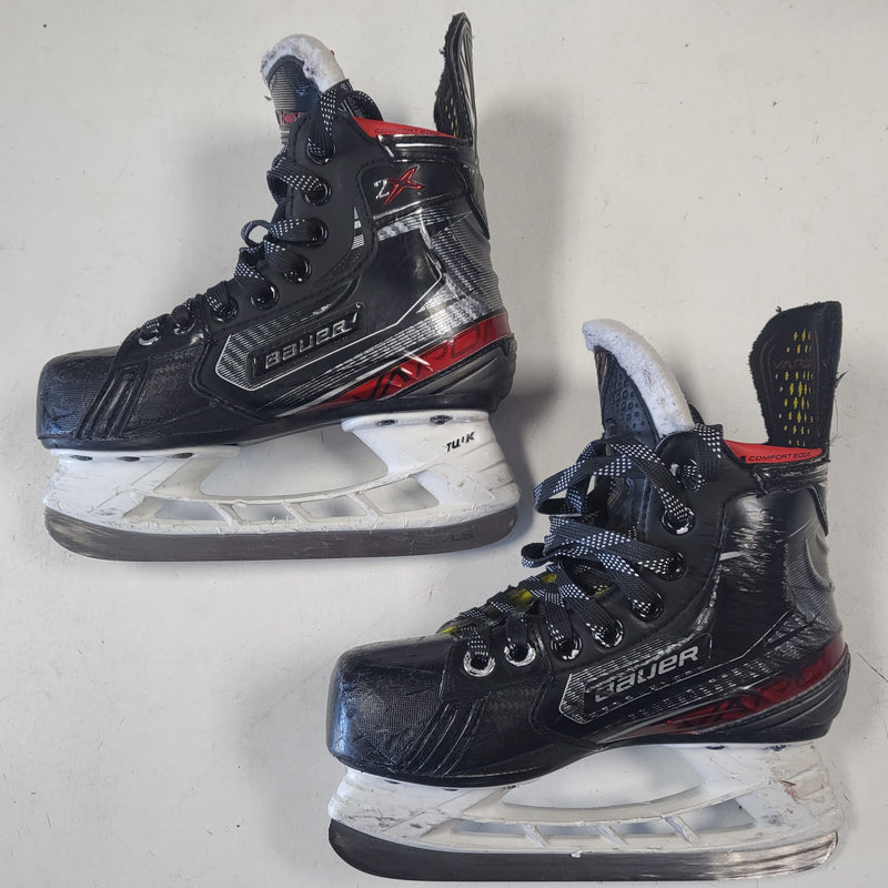 Load image into Gallery viewer, Used Bauer Vapor 2X Hockey Skates - Size: Youth 12.5
