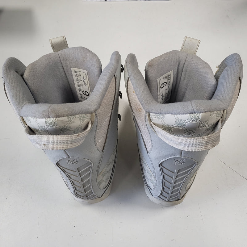 Load image into Gallery viewer, Used Lamar Snowboarding Boots - Size: Women's 6
