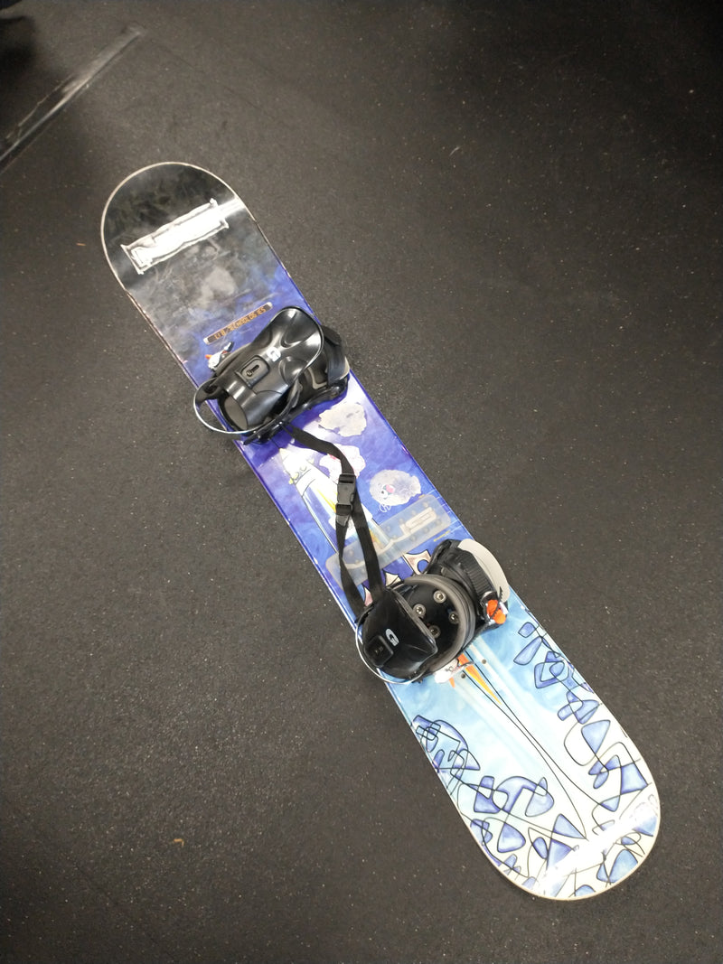 Load image into Gallery viewer, Used GNU 148cm Snowboard w/ Bindings
