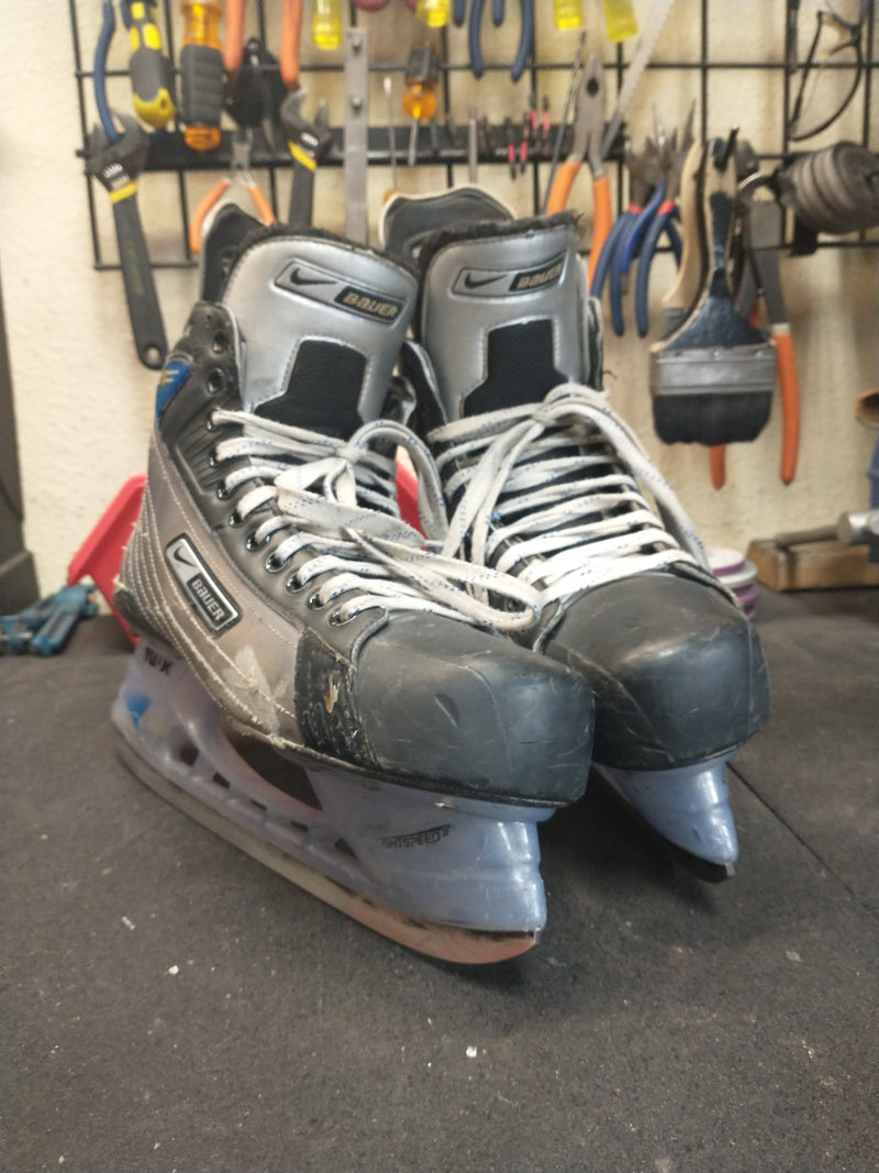 Load image into Gallery viewer, Used Nike Bauer Supreme 70 Skates Size 9
