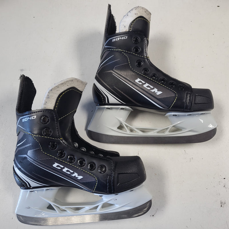 Load image into Gallery viewer, Used CCM Tacks 9040 Hockey Skates - Size: Youth 13
