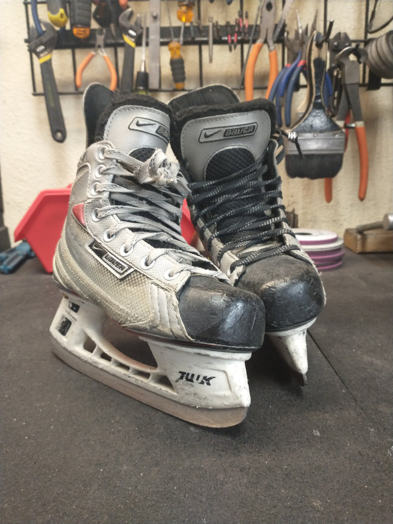 Load image into Gallery viewer, Used Nike Bauer Size 2 Hockey Skates
