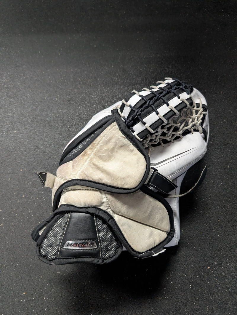 Load image into Gallery viewer, Used Bauer Supreme S29 Senior Goalie Glove
