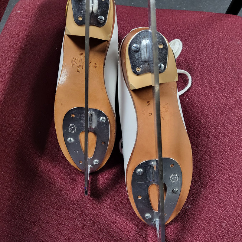 Load image into Gallery viewer, Used Riedell Diamonds Size 4.5 Figure Skates
