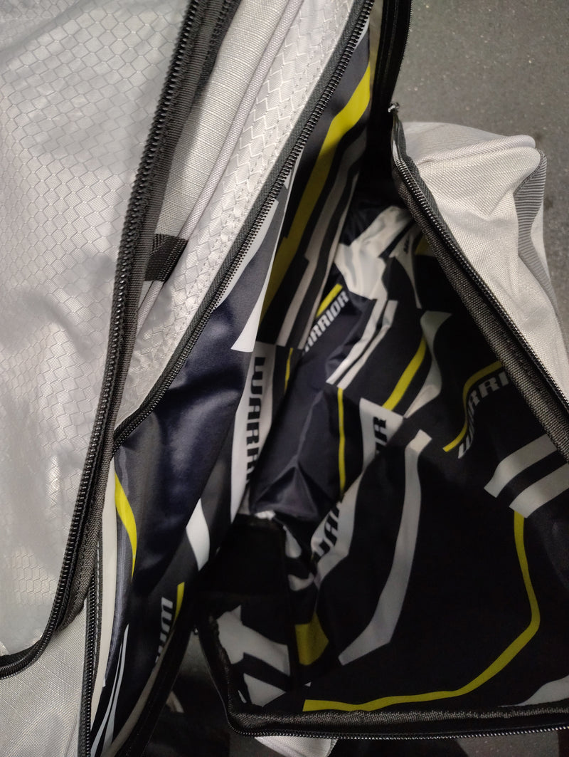 Load image into Gallery viewer, Slightly Used Warrior Q20 Cargo Hockey Bag 32"
