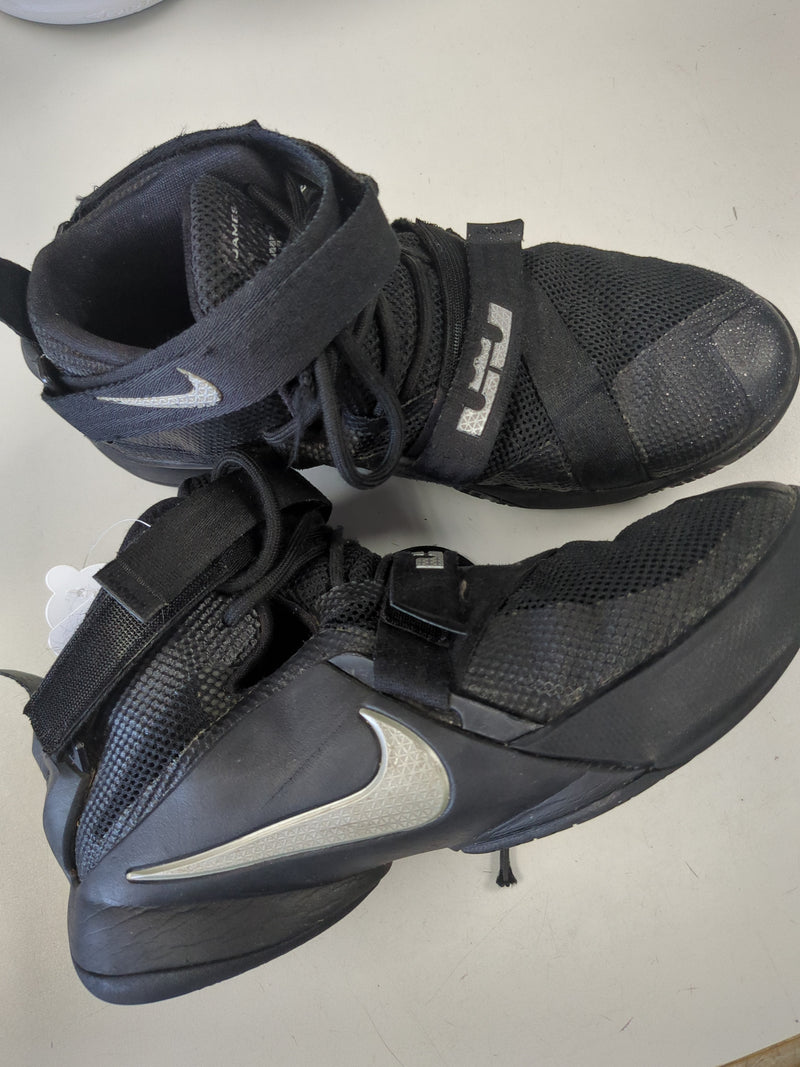 Load image into Gallery viewer, Used Nike Lebron James Soldier 9 IX Black Basketball Shoes Size 7 Yth
