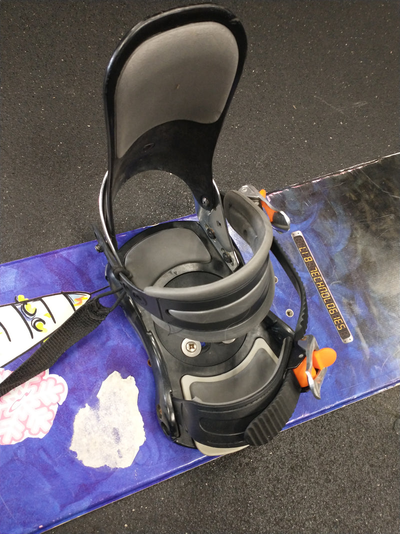 Load image into Gallery viewer, Used GNU 148cm Snowboard w/ Bindings
