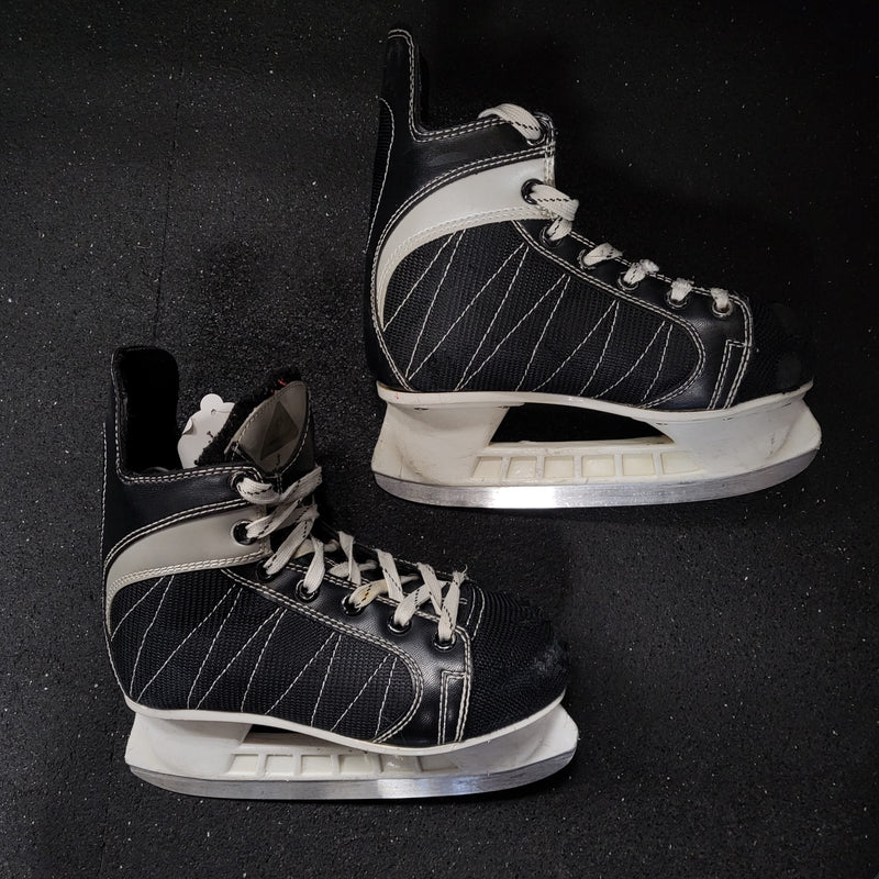 Load image into Gallery viewer, Used Contender Size 3 Junior Hockey Skates
