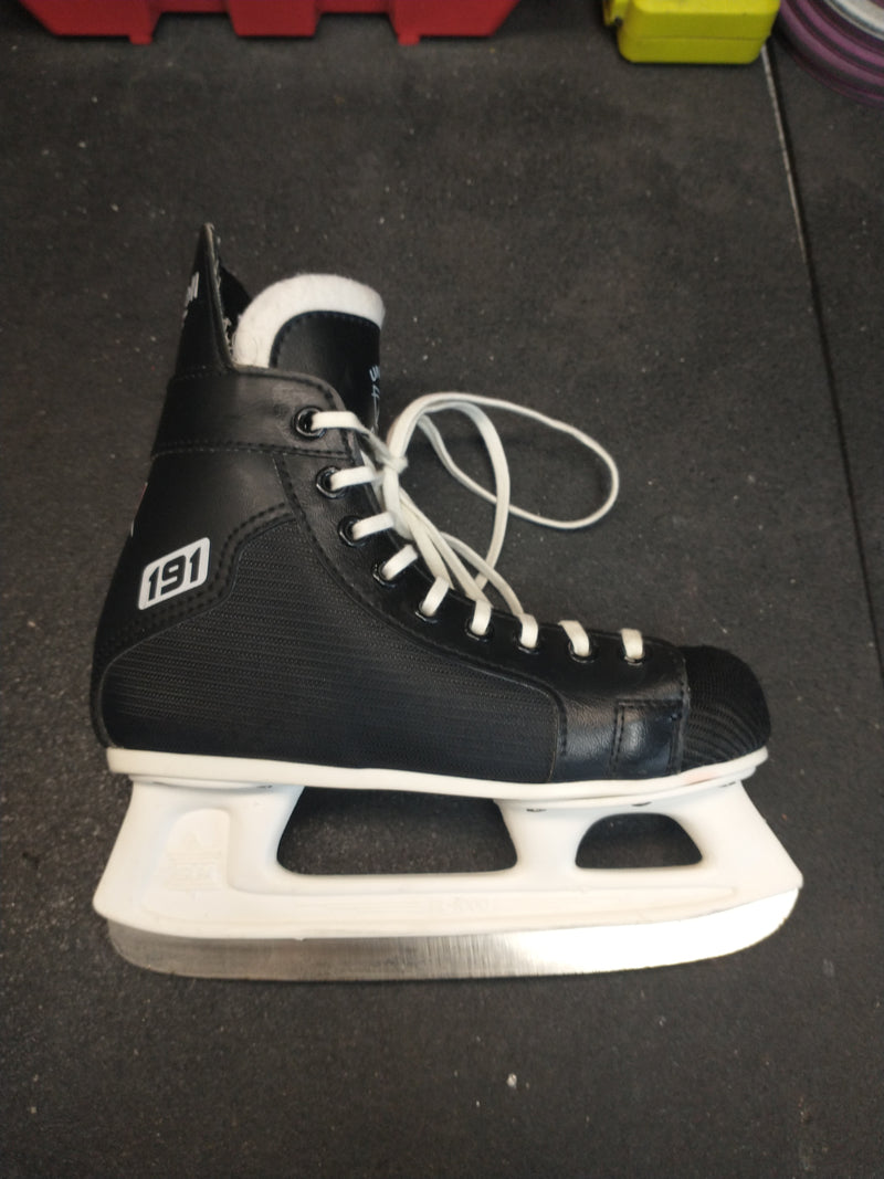 Load image into Gallery viewer, Used Riedell 191 Skates Size 3
