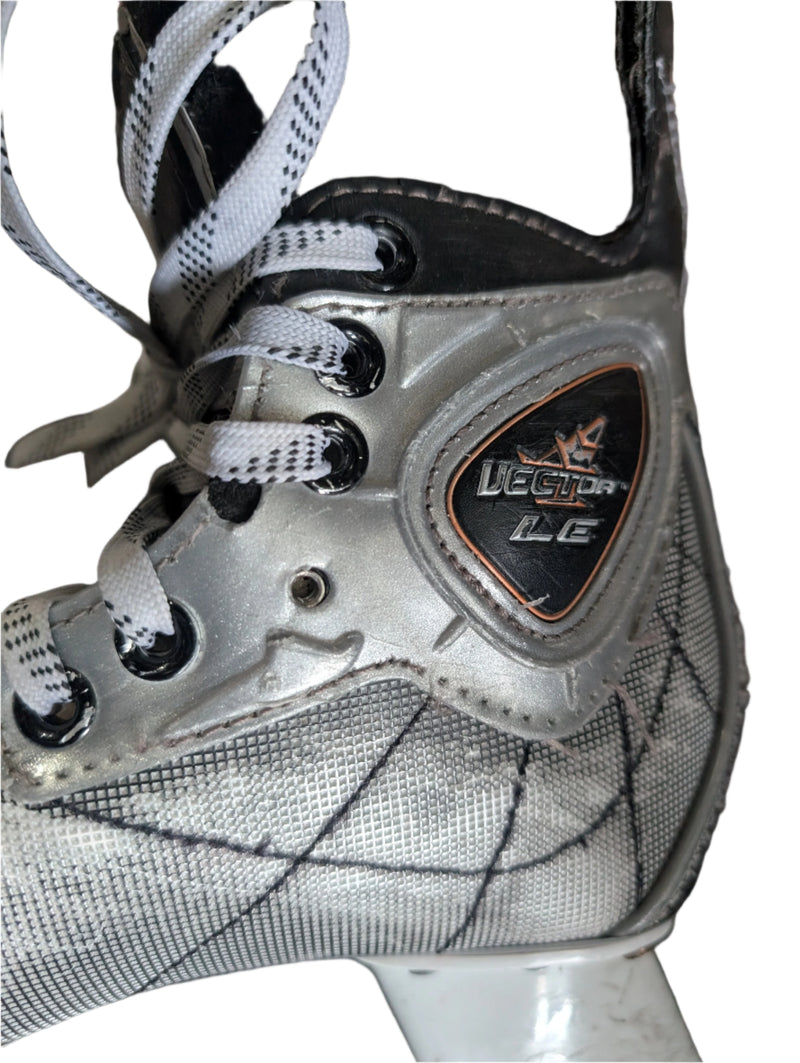 Load image into Gallery viewer, Used CCM Vector LE Size 3.5D Junior Hockey Skates
