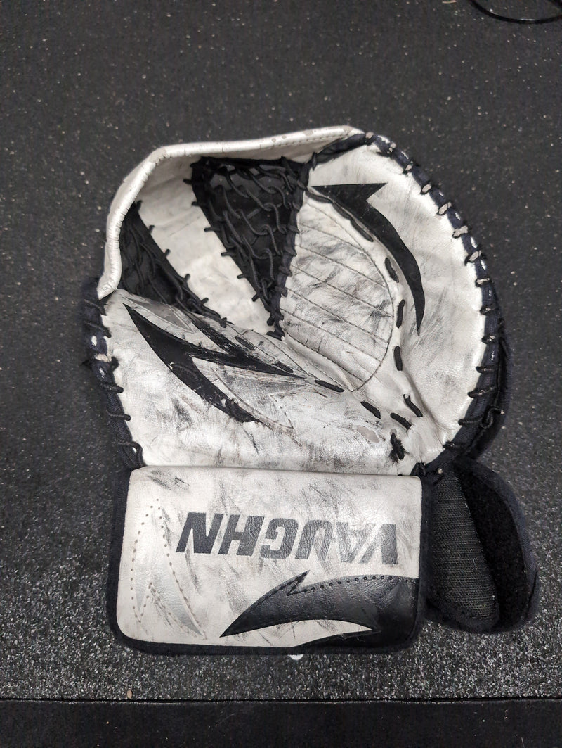 Load image into Gallery viewer, Used Regular Vaughn Junior Goalie Glove
