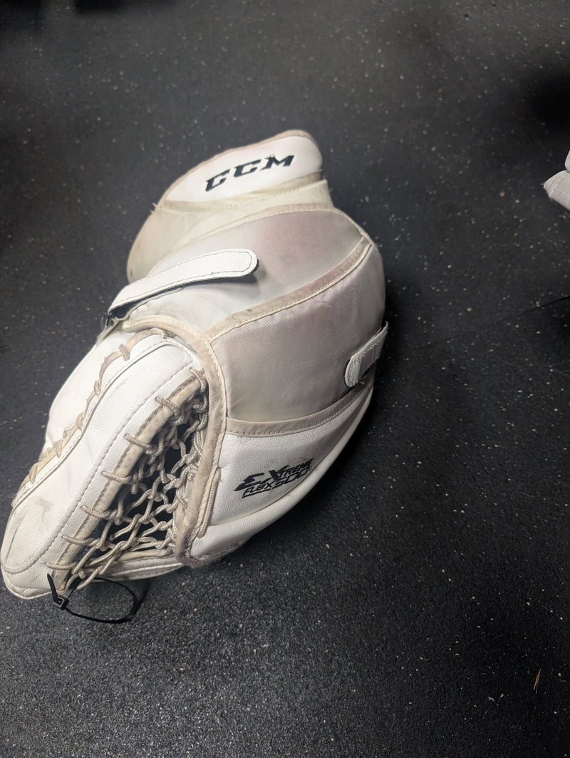 Load image into Gallery viewer, Used CCM Extreme Flex 500 Goalie Glove
