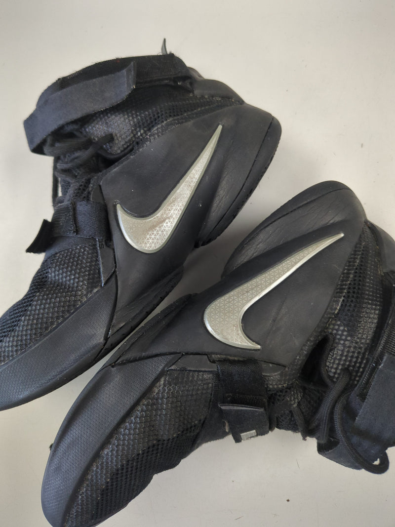 Load image into Gallery viewer, Used Nike Lebron James Soldier 9 IX Black Basketball Shoes Size 7 Yth
