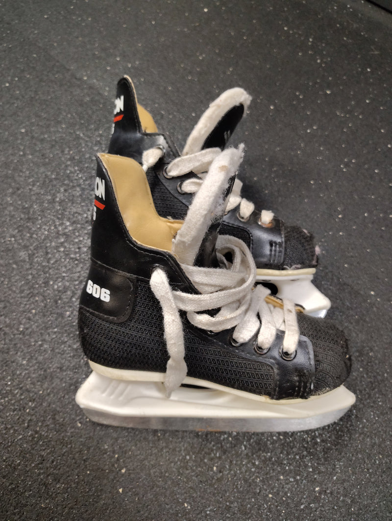 Load image into Gallery viewer, Used Micron 606 Youth Hockey Skates Size 10
