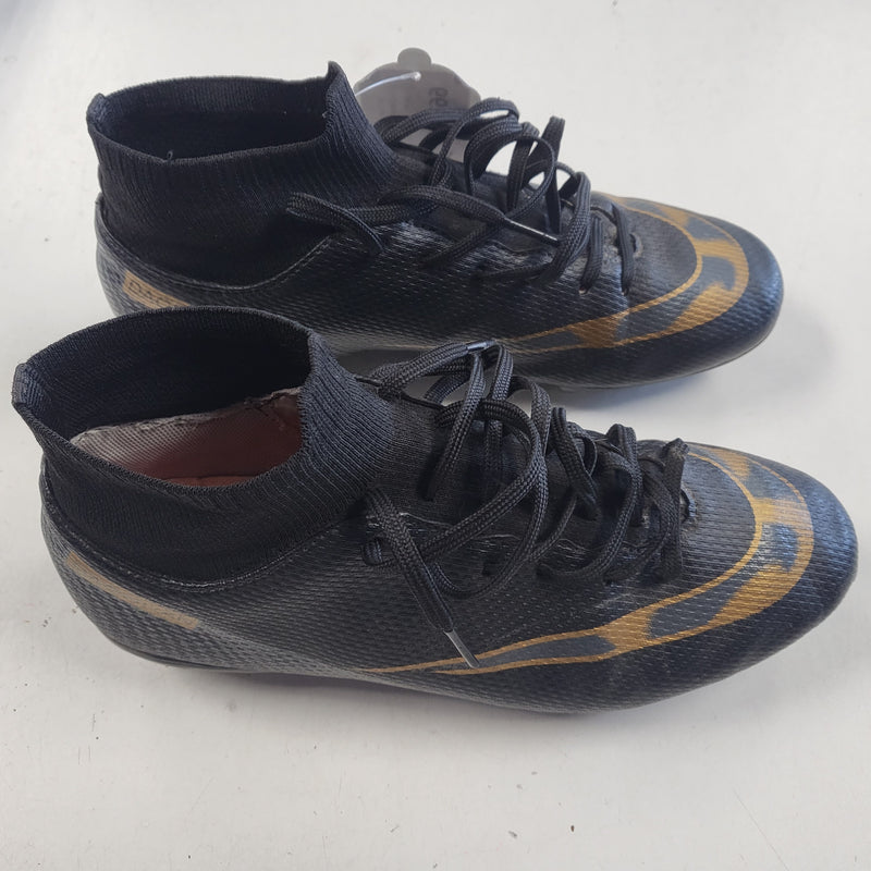 Load image into Gallery viewer, Daoquan Soccer Cleats - Size 7.5

